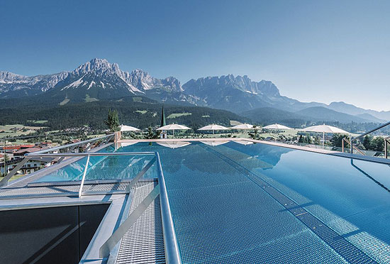 Das Infinity Sky Pool Highlight "Das Kaiserblick" in Ellmau (©Foto: Markus Auer, "Das Kaserblick")